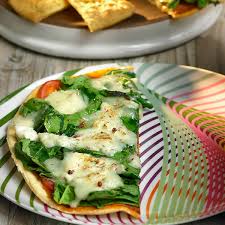 Una receta deliciosa y muy saludable. Pizza De Espinacas Tomate Y Gorgonzola Receta En Telva Com