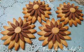 Dalle incredibili capacità di colorazione, modellazione e quindi di plasticità, è una pasta leggera, profumata ma al contempo poco dolce, è friabile ed è quindi. Francy Kiss The Chef Esperimenti Di Pasta Frolla Fiori Di Biscotti Alla Vaniglia E Cioccolato Tempo Di Preparazione 50 Dosi Per Circa 25 Biscotti Ingredienti Per I Biscotti