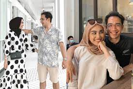 Pelakon kontroversi zarina anjoulie lavocah mengakui dirinya tewas dan memohon maaf. Hiburan Dah Tak Ada Gambar Bersama Di Instagram Sharifah Rose Aazief Khalid Putus Cinta