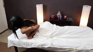 Beautiful dark skinned teen gets a sex massage - XNXX.COM