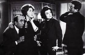 Μίκης θεοδωράκης, βασίλης φωτόπουλος, τζένη καρέζη, ιάκωβος καμπανέλλης και νίκος κούρκουλος στην πρεμιέρα της γειτονιάς των αγγέλων, το. 30 40 Glamorous Tzenh Karezh H Despoinis Diey8ynths Htan Magkaki