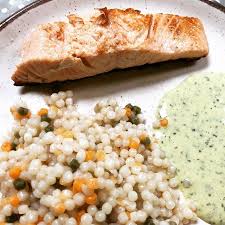 Filet De Saumon Sauce Cremeuse Au Basilicaccompagne De Perles Tricolore De Couscous Poisson Saumon Basilic Couscous Cuisine Food Homemade Food Vegetables
