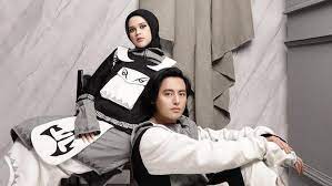 Foto di studio berbaju kopel kemeja : 7 Ide Foto Romantis Bareng Pasangan Di Studio Foto