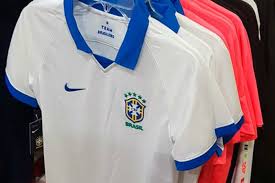 Na rede social, foxx postou diversas fotos usando a camisa e escreveu, em português: Nova Camisa Branca Da Selecao Brasileira Tem Primeira Foto Publicada Gzh