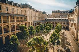 Il comprend le lycée proprement dit (900 élèves) et les classes préparatoires (900 étudiants). Lycee Louis Le Grand Le Site Du Lycee Louis Le Grand