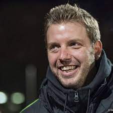 Mit allen steht der trainer des sv werder. Florian Kohfeldt Begleiter Blicken Zuruck Auf Seinen Weg Auf Die Trainer Bank Bei Werder Bremen News