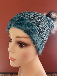 Berretto verde acqua lavorato a mano all'uncinetto The Seaside Sally Hat  acrilico, a scatto o cucito in finta pelliccia pom pom, filato cruelty free  personalizzabile