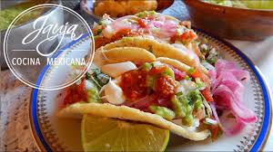 Sumerge los cubos en la masa y fríe el pescado en tandas, aproximadamente 3 minutos por lado, hasta que se doren y queden cocidos. Tacos De Pescado Estilo Ensenada Youtube