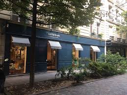 La redoute specialises in ready to wear apparel and home decor, la redoute is the 2nd largest seller of women's apparel and the 3rd largest seller of linens in france. La Redoute Interieurs Paris Magasin De Meubles Adresse