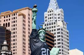 La liberté éclairant le monde) is a colossal neoclassical sculpture on liberty island in new york harbor within new york city, in the united states. Las Vegas Statue Of Liberty Is Wearing A Raiders Jersey Ahead Of Nfl Kickoff