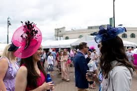 Kentucky Oaks 2022: Photos amid wet Louisville weather