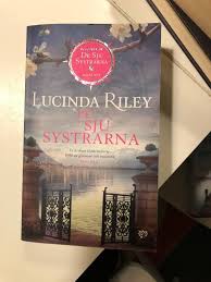 Här får du tag i alla fem hittills släppta delar från den populära bokserien de sju systrarna. De Sju Systrarna Maias Riley Lucinda 100 Sek