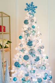 Knowing what the most popular christmas decorations are can help you decide how to decorate your own home. 33 Chic White Christmas Tree Decor Ideas Digsdigs