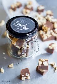 Ich sags euch die schmecken himmlisch! Roasted Cashew Chocolate Caramel Fudge Oder Schoko Karamel Mit Gerosteten Cashewkernen Geschenke Aus Der Kuche Mit Labels Zum Ausdrucken Feiertaglich Das Schone Leben