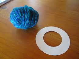 Maintenant que faire un pompon en laine n'a aucun secret pour vous, il est temps de se demander comment vous allez pouvoir utiliser vos jolis si le pompon en laine reste notre petit préféré pour recycler les chutes de notre dernier projet tricot, on n'hésite pas à le revisiter ! Diy Comment Faire Un Pompon En Laine