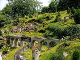 Das prinzip der wassermühle ist so simpel wie bestechend: Grossbild Gartenbahn Mit Viel Landschaft Und Wenig Eisenbahn Gartenbahn Garteneisenbahn Modelleisenbahn Anordnung