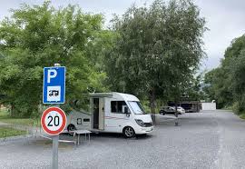 La teritorio de la komunumo etendiĝas sur areo de 23,09 km², de kiuj 31,9% estas. Lampertji 6 In Gampel Bratsch In Gampel Bratsch Promobil
