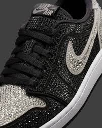 ✨ Primer vistazo a los Swarovski x Air Jordan 1 Low OG. Esta edición  exclusiva para mujeres llega cubierta de cristales brillantes sobre paneles  negros y grises, combinando el lujo con la