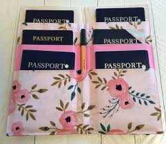 Detenteur D Un Passeport Familial En Beau Tissu Fleuri Rose Placement De Tissu Peut Varier Legerement A Porte Stylo Et Peut Con Sewing Projects Passport Sewing