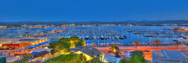 Appartamenti san antonio san antonio è situata nella zona settentrionale dell'isola di ibiza ed è caratterizzata per la vivace vita notturna del centro cittadino, per i fantastici tramonti e per le spiagge con acqua cristallina che circondano la baia. Visit San Antonio Ibiza Spain Tourist Information