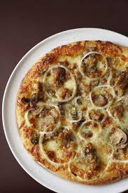 Crea il tuo diario giornaliero delle calorie Pizza Con Salsiccia Funghi E Cipolla Funghi Di Bottone Piatto Stock Photo 147726903