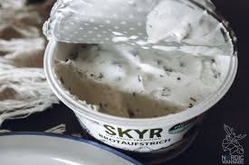 Sigurdsson verkörpert das wie kein anderer und bringt immer neue produkte mit skyr. Ein Stuckchen Island Skyr Brotaufstrich Skandinavien Blog