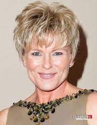 Coupe de cheveux femme 60 ans coloration et mise en forme coupe de cheveux court femme 60 ans. Coiffure Femme Senior