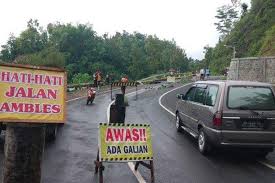 Kabupaten pacitan terletak di ujung barat daya provinsi jawa timur. Jalan Penghubung Ponorogo Pacitan Amblas Dinas Pu Bina Marga Segera Lakukan Perbaikan Semua Halaman Gridoto Com