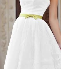 Hochzeitskleid mit spitzen und brautstrauss in grün. Brautkleid Weiss Grun Kleiderfreuden