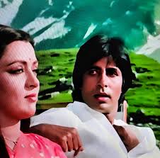 Great composition by R. D. Burman and equally well sung by Kishore Kumar  and Asha Bhosle for "Karm (1977)". This trio have given listeners such  masterclass songs, that you become addicted to