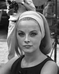 Il famoso pub di Londra in fiore 🌺🌼🌷 📸: [instagram.com/a_ontheroad] ·  Curiosauro · Facebook