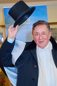 Richard mörtel lugner (născut la 11 octombrie 1932) este un antreprenor austriac în industria construcțiilor , o societate. Richard Mortel Lugner Steckbrief News Bilder Des Wiener Society Mannes Gala De