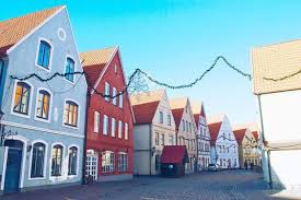 A Deux Pas De Malmo Le Village Hjarup Colore Plume D Aure Village Belle Villa Les Plus Belles Villes