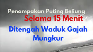 Fenomena angin puting beliung terjadi di area perairan waduk gajah mungkur, kabupaten wonogiri, jawa tengah pada rabu 20 1 21. 7sxs4qjsileqem