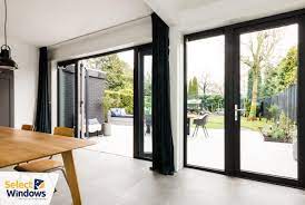 zwarte openslaande tuindeuren kunststof ramen en kozijnen huisstijl zwarte kozijnen