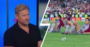 Peter schmeichel er den største målmand i dansk fodbolds historie, og mange mener endda at den er selvom peter schmeichel bliver betegnet som dansker, så var han faktisk var polsk statsborger. Schmeichel Die Bayern Waren An Der Niederlage Gegen Man United 1999 Selbst Schuld Tribuna Com