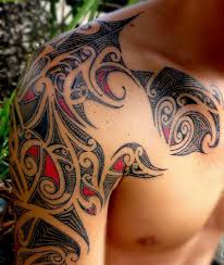 Los tatuajes de tribales con un gran clásico en el mundo de los amantes de la tinta. Tatuajes Tribales Masculinos Y Disenos Mahories Para El Hombro