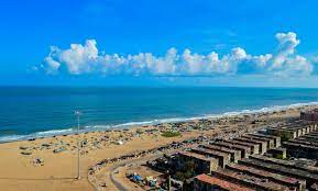 The Madras Light House Is A Lighthouse Facing The Bay Of Bengal On The East Coast Of The Indian Subcontinent It Is A Famous L Marina Beach Bay Of Bengal Beach