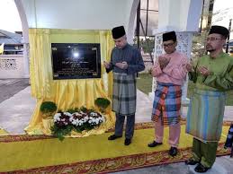 Sultan perak, sultan nazrin muizzuddin shah berkenan melancar dan mencemar duli menaiki perkhidmatan tren elektrik. Sultan Perak Rasmi Masjid Sultan Nazrin Muizzuddin Shah