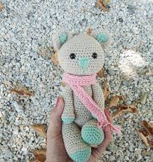 Kisa Oyuncaklarla Birlikte Hazirlaniyoruz Atkili Ayicik Ve Atkili Cocuklariniz Ne Guzel Fotograf Karesi Degil Mi Yapimi Kolay Ayicik Orme Sapkalar Amigurumi
