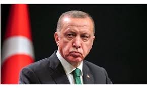 Erdoğan'ın attığı çaydan almak isteyen vatandaşlar sosyal mesafe dinlemedi. Txlsasyai0ihqm