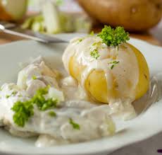 La sauce béchamel fait partie des préparations généralement, la sauce béchamel apporte 112 calories par personne, mais la béchamel légère il existe plusieurs méthodes pour réaliser la sauce béchamel. Recette Petites Pommes De Terre Nouvelles En Sauce Bechamel Marie Claire