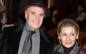 E questo la dice lunga sulla riservatezza della famiglia dell'attore. Edoardo Vianello Chi E Elfrida Ismolli La Terza Moglie Del Cantante Italiano
