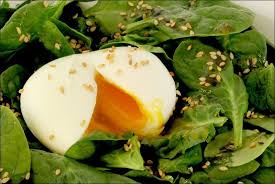 Salade D Epinards A L Oeuf Mi Cuit En 2020 Salade Epinard Epinard Epinard Oeuf