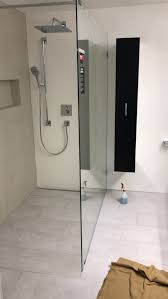 Grosszugige Duschabtrennung Mit Einem Einzigen Grossen Festglas Ideal Fur Die Minimalistische Gestaltung Des Badezimmers Mit Bildern Glasduschen Duschabtrennung Dusche