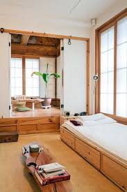 With floral curtains, wall paintings, books, and wooden chairs, you can also create a similar atmosphere. Great Woodwork Great Flow Into The Tea Room Japanese Home Decor Home Interior Design Japanese Interior Design