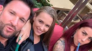 Wie bei big brother werden die kandidaten im sommerhaus der stars bei allen ihren tätigkeiten von der kamera begleitet. Freunde Dank Sommerhaus Wendler Und Laura Sehen Kate Wieder Promiflash De