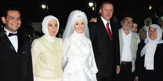 Sümeyye erdoğan'ın somon rengi nişanlığıyla fotoğrafını görenler sümeyye erdoğan'ın gelinliği ne renk tartışması başlattı. Ab Nin Turbanli Turk Vekili Evlendi