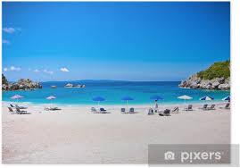 Man kan drive med vannsportsaktiviteter og spise gresk lunsj på en av strandtavernaene. Poster Schone Sarakiniko Strand In Syvota Gebiet Griechenland Pixers Wir Leben Um Zu Verandern