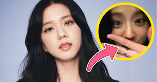 BLACKPINK's Jisoo Proudly Reveals She's Still Wearing Jennie's Expensive  Gift
